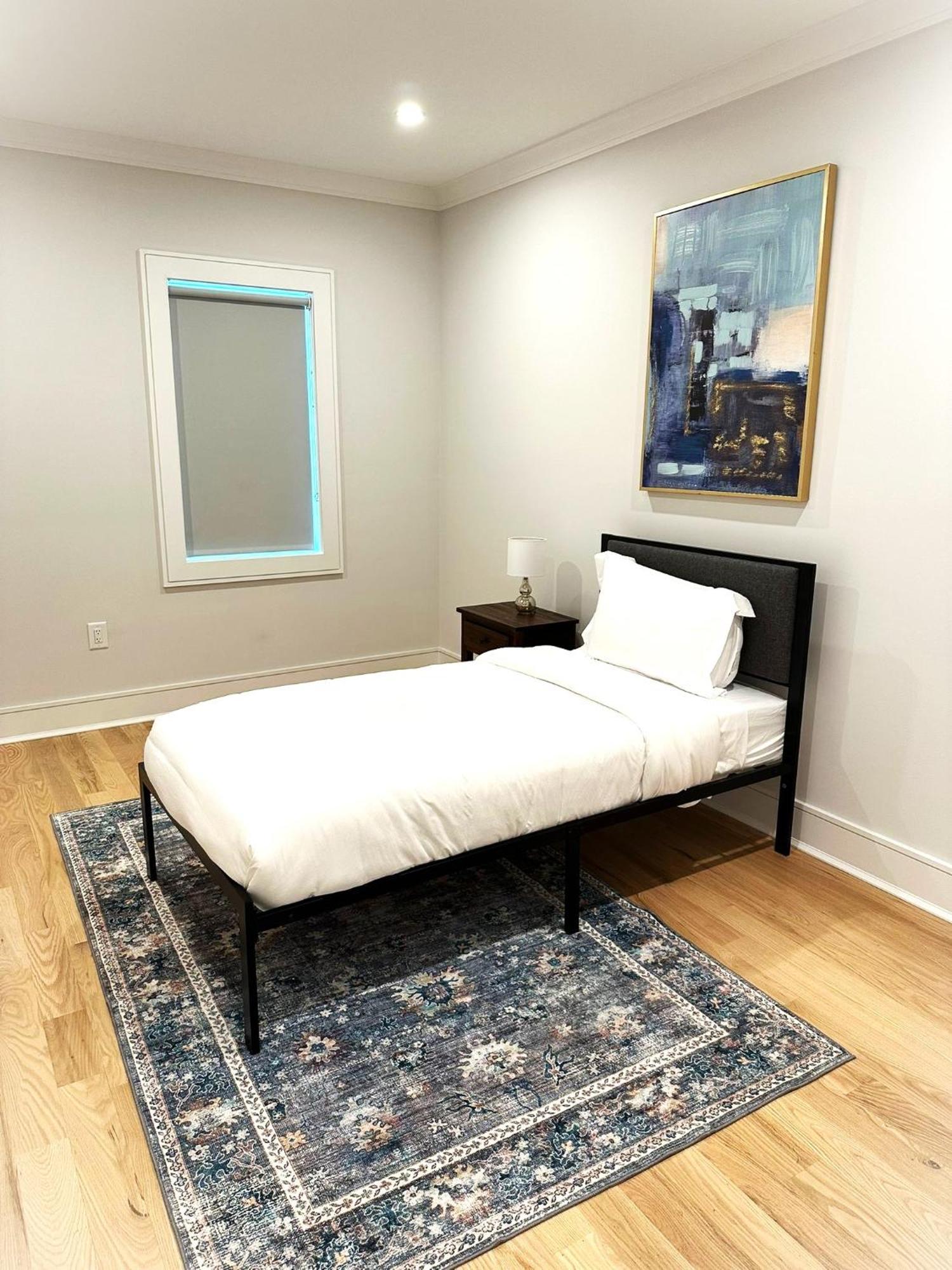 Huge 2000 Sqft Luxury & Stylish Minutes To New York Villa *