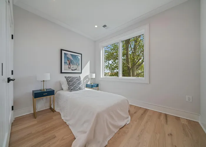 Huge 2000 Sqft Luxury & Stylish Condo Minutes To New York